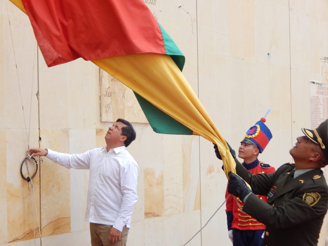 Izada del pabellón nacional.